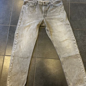 Jack&Jones Jeans Chris - Ett par gråa jack & jones jeans passform ”loose” som inte längre passar mig Stl: 34/32