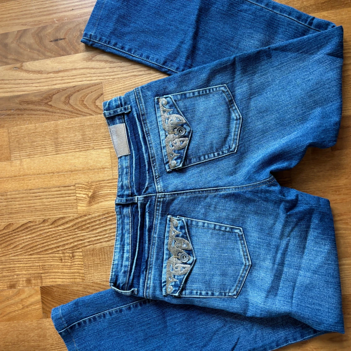 Blå jeans med broderade fickor - 2