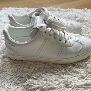 Valentino flycrew - Valentino flycrews. Riktigt snygga och grisch. Storlek 36,5 och tjej skor. Knappast använda. Priset kan diskuteras 😁