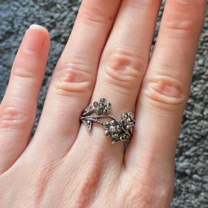 Ring - Fin ring! Skickas med frimärke 18 kr. Säljer massor av smycken, samfraktar gärna