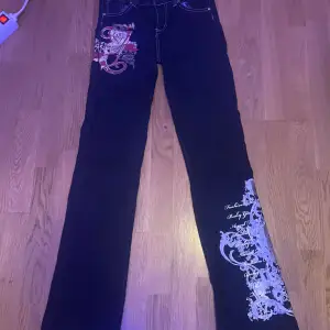 Mörka demin jeans med tryck på modell straight men ser bootcut ut. Köpta second hand för 450 använt 2-3 gånger. Passar mig som är storlek 32-34 men ganska löst vid midjan så skulle säga storlek 36💗 priset kan diskuteras💗 vet ej märket 