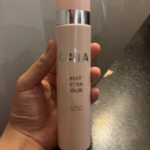 Caia setting spray  - Väldigt ny💯 , har använt en gång bra. om du har någon fundering kontakta mig 😘