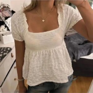 Vit blus - (Lånad bild) Vit blus från gina, bara använd några gånger. Skriv privat för egna bilder