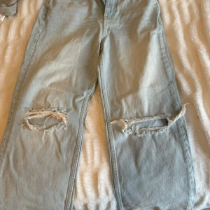 Jeans med hål - Aldrig använda jeans från Gina, lappen finns kvar!