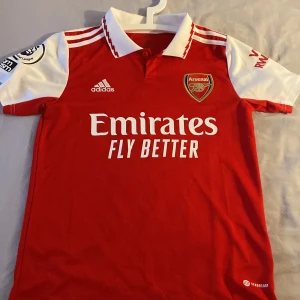 Arsenal T-Shirt - Säljer nu en Arsenal T-Shirt som har mycket bra kvalite och som aldrig är använd. Strl: S  Skick: Aldrig använd  Pris kan diskuteras!