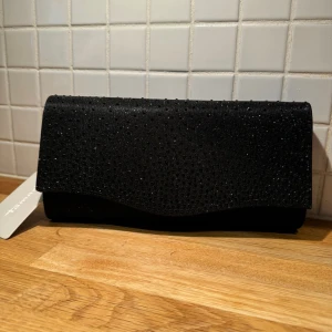 Kuvertväska - Säljer denna fina glittrig kuvertväska som är helt ny. 😍Finns en lång kedja med till så den blir som en axelremsväska. Nyinköpt för 599kr🥰