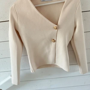 Beige cardigan  - Säljer denna superfina cardigan från Zara. Aldrig använt då den inte kommit till användning.  Den är slutsåld på hemsidan och jag köpte den för 559 kr. 