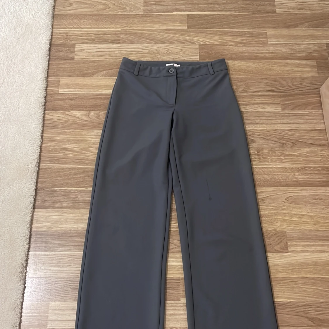 Mörkgråa kostymbyxor 
