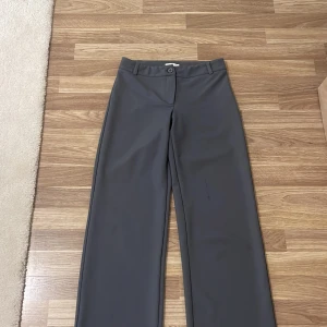 Mörkgråa kostymbyxor  - Fina kostymbyxor som sitter jättebra. Finns en fläck på ena benet. 