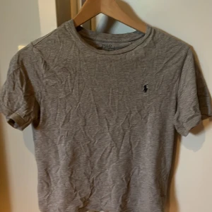 Rhalp lauren tröja  - Säljer denna snygga t shirt ifrån Rhalp lauren då den blivit för liten , pris kan diskuteras vid snabb affär  