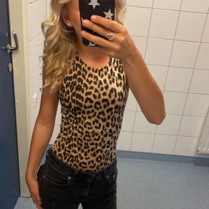 Leopard body🐆 - Bra skick använd 2-3 ggr jätte fin, body dock lite stor för mig, xs super fin🥰 