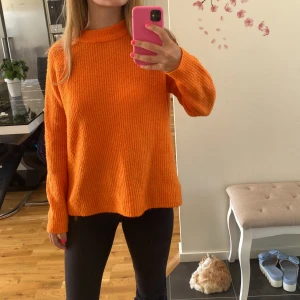 Orange stickad tröja - Säljer en superfin orange stickad tröja som är perfekt för höst och vinter. Den har en mysig och varm känsla med långa ärmar och en normal passform. Tröjan passar perfekt till både jeans och leggings. Perfekt för att lysa upp de gråa dagarna! 🍂🧡