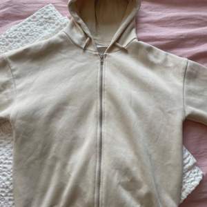 Beige zip hoodie från Gina Young💗 bra skick lite nopprig men ändå bra💗storlek 152 men passar även xs💗