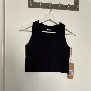 Träningstop svart - Svart träningstopp, sport bh från CLN athletics, strl L. Aldrig använd. Priset är alltid diskuterbart🌸 Nypris 399kr