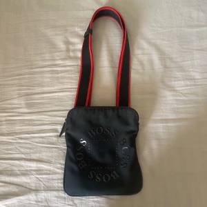 Boss axelväska  - Jätte fin och unik Boss väska i bra skick.