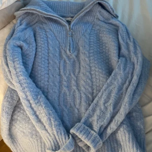 Stickad polotröja  - Stickad polotröja med dragkedja ifrån Design by si. Onesize 