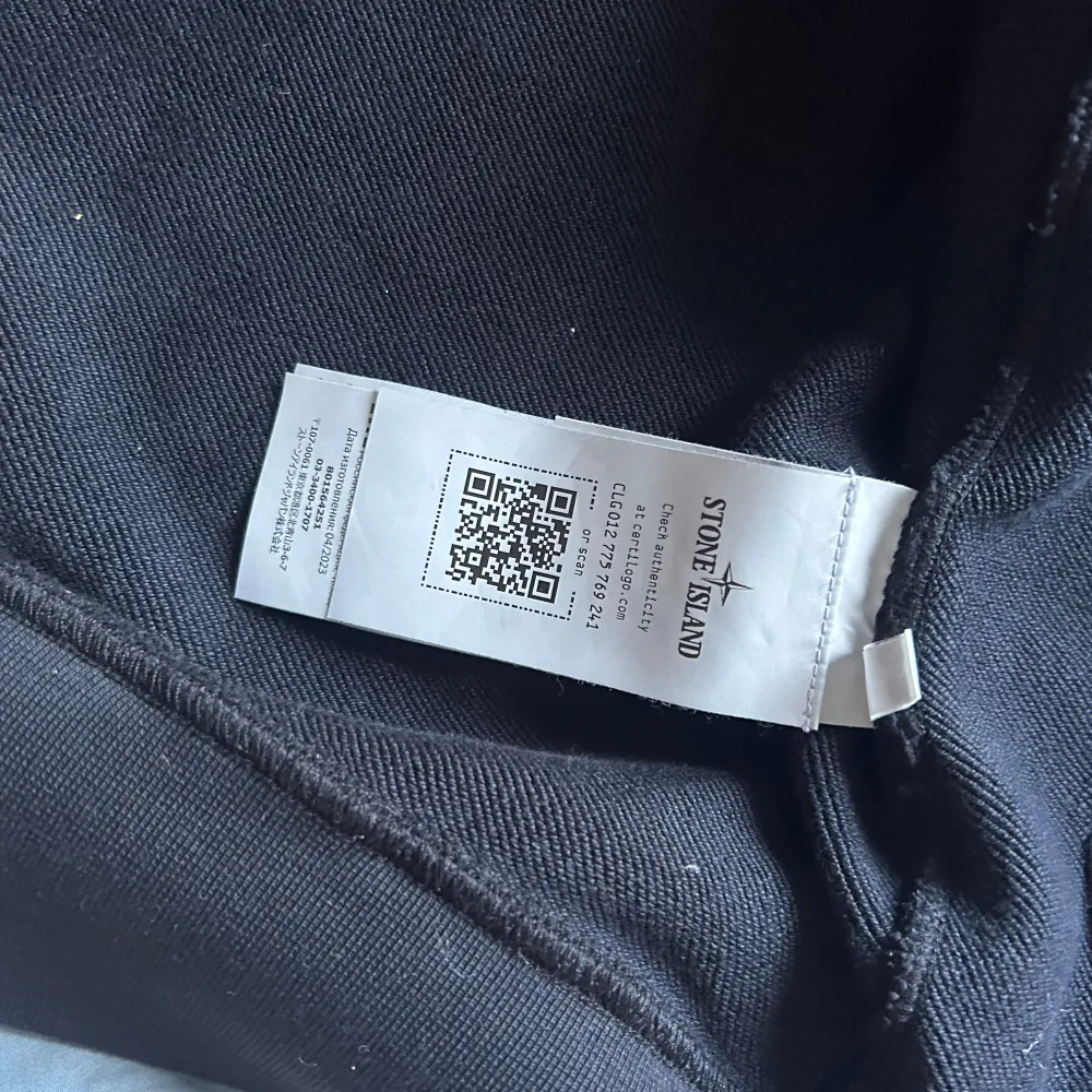 Säljer min stone island hoodie då den Inte kommer till andvändning, hör gjärna av er via frågor. Original pris 3999kr. Hoodies.