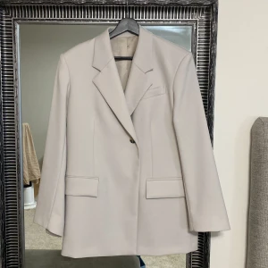 Oversized ullkavaj Arket 34eu - ID  1148683-001 Oversized kavaj, bra sikt, eu storlek 34, Två dubbla passpoalfickor med lock, en passpoalerad bröstficka och en passpoalficka på insidan. Sprund mitt bak och slitsar vid ärmsluten. Ull 52%