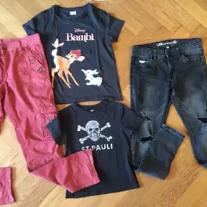 Vinröda cargobyxor modell baggy, stl 38 Svarta slitna jeans, LAB industies, stl 170 T-shirt, ST. PAULI, köpt för att vara midjetröja och tight), stl 128 (!) T-shirt, Disney Bambi, stl 170  Pris: 20:- per plagg