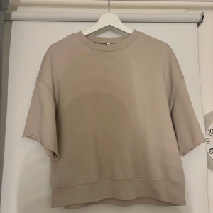 Sweatshirt med avklippta ärmar - Fin tröja med liten extra detalj, säljer för ett bra pris💕