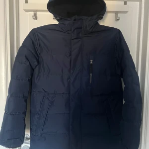 Take off | Vinter jacka - Säljer just nu en ny vinter jacka från take off då den inte passar längre | Den är väldigt varm | Kvalite 10/10 nästan helt ny| Hör av dig vid minsta frågor eller funderingar😄 