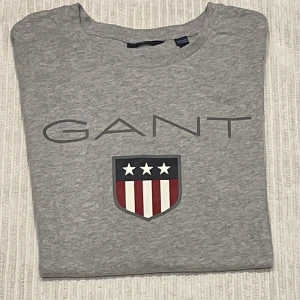 T-shirt från Gant - Knappt använd och i mycket bra skick. Nypris 349kr. 