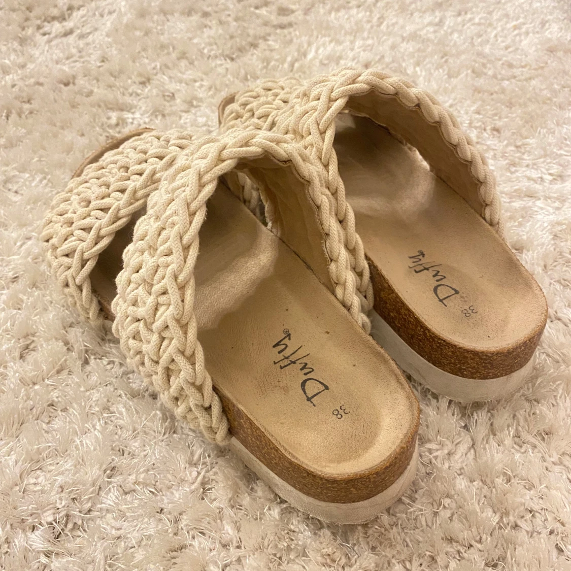 Beige sandaler med flätad design - 90