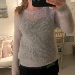Ljusgrå/blå finstickad tröja  - Säljer denna jättefina fin stickade tröja från Selected Femme i bra skick, nästintill aldrig använd 🎀🎀 