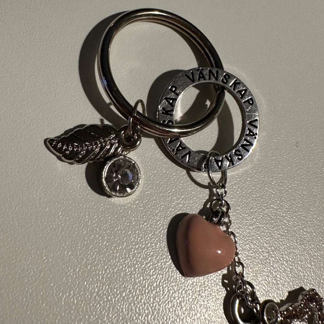 Nyckelring med hjärtan och nyckel - 90