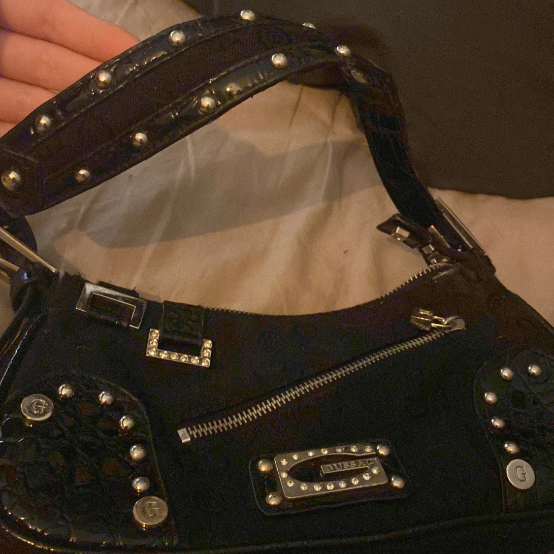 Svart axelväska med nitar - 90