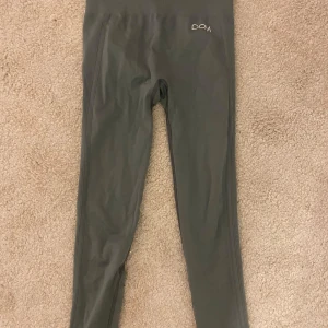 Grå leggings från Drop of Mindfulness - Snygga grå leggings från Drop of Mindfulness, perfekta för träning eller en avslappnad dag. Tillverkade i en mjuk och stretchig blandning av polyamid och elastan för optimal komfort och rörelsefrihet. Knappt använda och inga defekter!