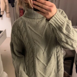 Grå stickad polotröja - Grå stickad tröja, perfekt till vintern🙌. Tröjan är mycket mer grå i verkligheten!!!! Super fint skick och passar mig bra som har S🥰🥰