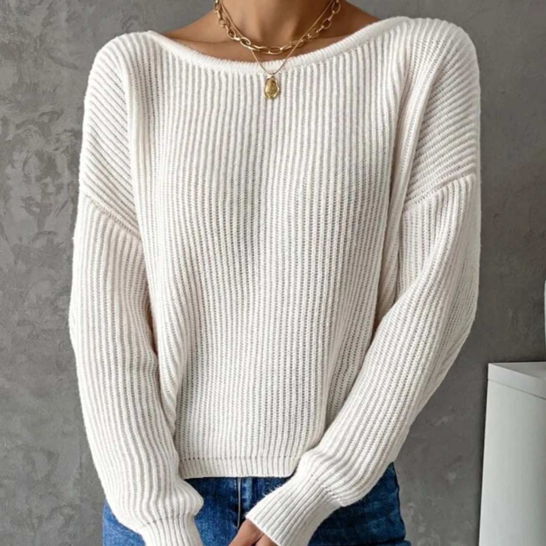 Vit ribbad stickad tröja
