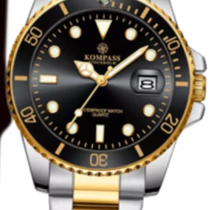 Kompass herrklocka i guld, silver och blå  - Stilren herrklocka med en elegant kombination av guld och silver. Urtavlan är svart med tydliga markeringar och datumvisning. Klockan har en robust länkarmband i metall och en vridbar bezel.