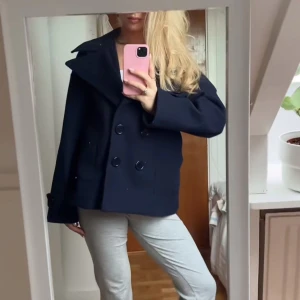Mörkblå kappa - Snygg mörkblå kappa, perfekt på hösten och våren. Storlek Xs/s 