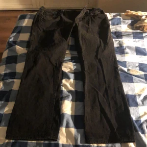 Svarta jeans från Rock Revival - Snygga svarta jeans från Rock Revival med detaljer på bakfickorna. 