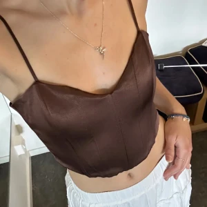 Ny korsett från Zara - Brun korsett i storlek M från Zara. Helt oanvänd, prislapp sitter fortfarande kvar. Nypris var 259kr