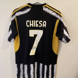 Chiesa Juventus fotbollströja  - Helt ny re-plika från Juventus med Chiesa på ryggen. Storlek Medium. 