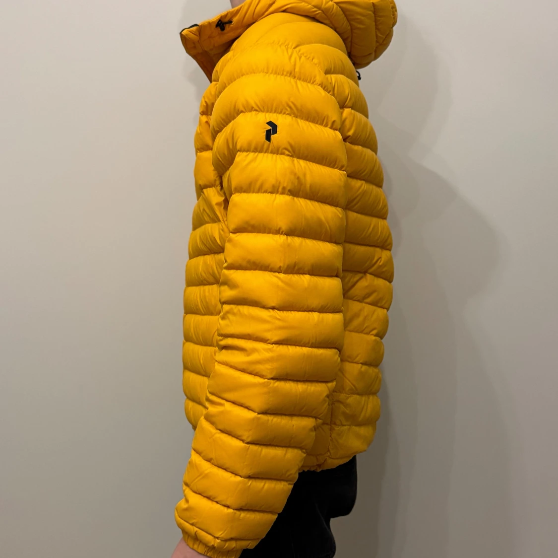 Gul dunjacka från Peak Performance - 90
