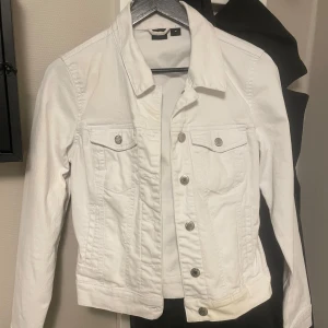 Vit jeans jacka vero moda - Säljer min vita jeans jacka från vero moda i storlek M. Aldrig använd har bara varit i garderoben sen jag köpte.