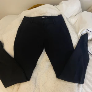 Lågmidjade svarta kostymbyxor - Säljer dessa lågmidjade kostymbyxorna från Bikbok i storlek 36 ❣️ använd få antal gånger säljer för 180kr