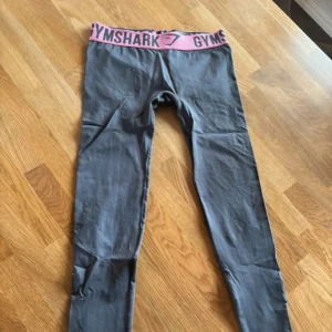 Gymshark tights - Mycket fin kvalitet, sydda i skrevet för att säkerställa att de ej skulle släppa! Kom privat för bild! 🩷