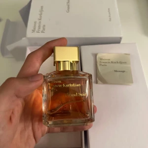 Maison Francis Kurkdjian Grand Soir Parfym - parfym från Maison Francis Kurkdjian, Grand Soir 70ml. Levereras i en stilren vit förpackning med tillhörande broschyr. Jag vill sälja den pga att den inte kommer till användning och bara står i min hylla och samlar damm.