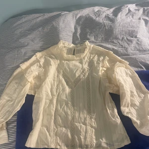 Mango blus - Jättefin långärmad blus från mango. I fint skick då den inte blivit särskilt använd. Priset kan diskuteras.
