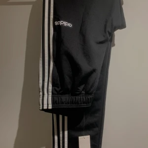  Träningsbyxor Adidas  - Säljer dessa helt oanvända träningsbyxor i storlek S. Prislappen är kvar.