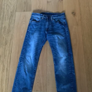 Blå jeans från Levi's - Snygga blå Levi's jeans i modell 505 med klassisk femficksdesign och dragkedja. Perfekta för en avslappnad stil. De har en rak passform och är tillverkade i slitstarkt denim.