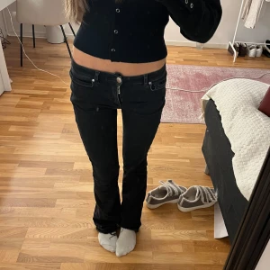 Svarta bootcut jeans - Snygga svarta bootcut jeans med låg midja från bikbok uppsprättad längst ner för att dem ska vara längre