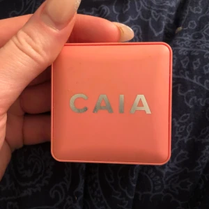 CAIA Matte Blush Cake Pop - Säljer en CAIA Matte Blush i nyansen Cake Pop. Den kommer i en snygg, kompakt rosa förpackning med spegel. Perfekt för att ge kinderna en naturlig och matt finish.