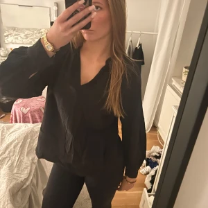 Svart blus  - Jättefin svart blus från h&m använd fåtal gånger och är i fint skick. (Ej struken på bilden)💋