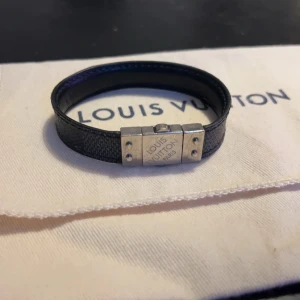Louis Vuitton armband - Säljer då jag tyvärr ej använder längre. Armbandet är i använt skick då det har några små skavanker som man kan se på bilderna. Man kan byta håll på armbandet så det får ett annat märke. Storlek: ONE SIZE. Saknar tyvärr lådan